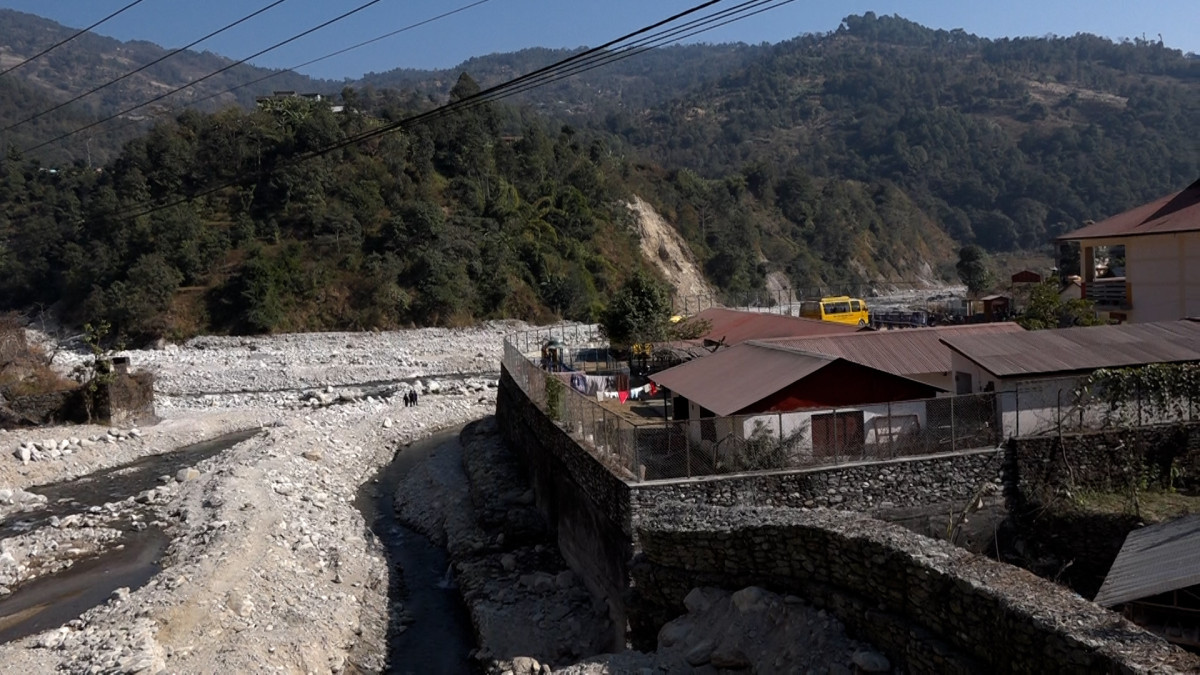 मेलम्ची बग्यो, सवाल उठ्यो : जलवायु अपराधको मूल्य कसले तिर्छ ?