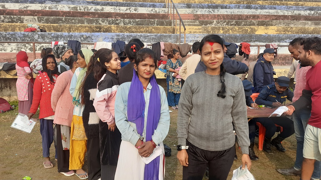 आमाहरूको रहर : निर्वाचन प्रहरी बनेर घरखर्च जुटाउने