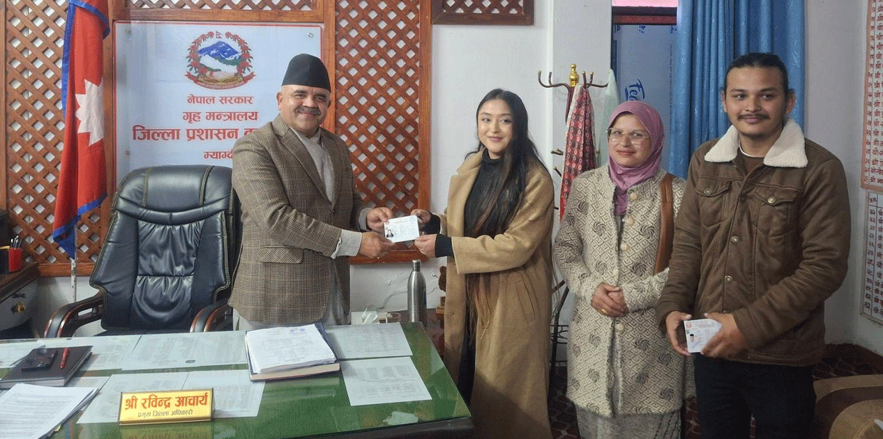 समिर र यास्मिनले दश वर्षको प्रतीक्षापछि पाए आमाको नामबाट नागरिकता