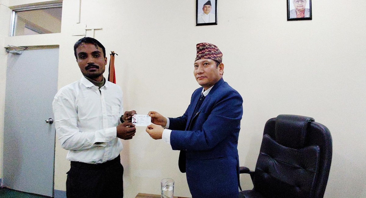 बाँकेमा पहिलो पटक आमाको नामबाट वंशजको नागरिकता जारी