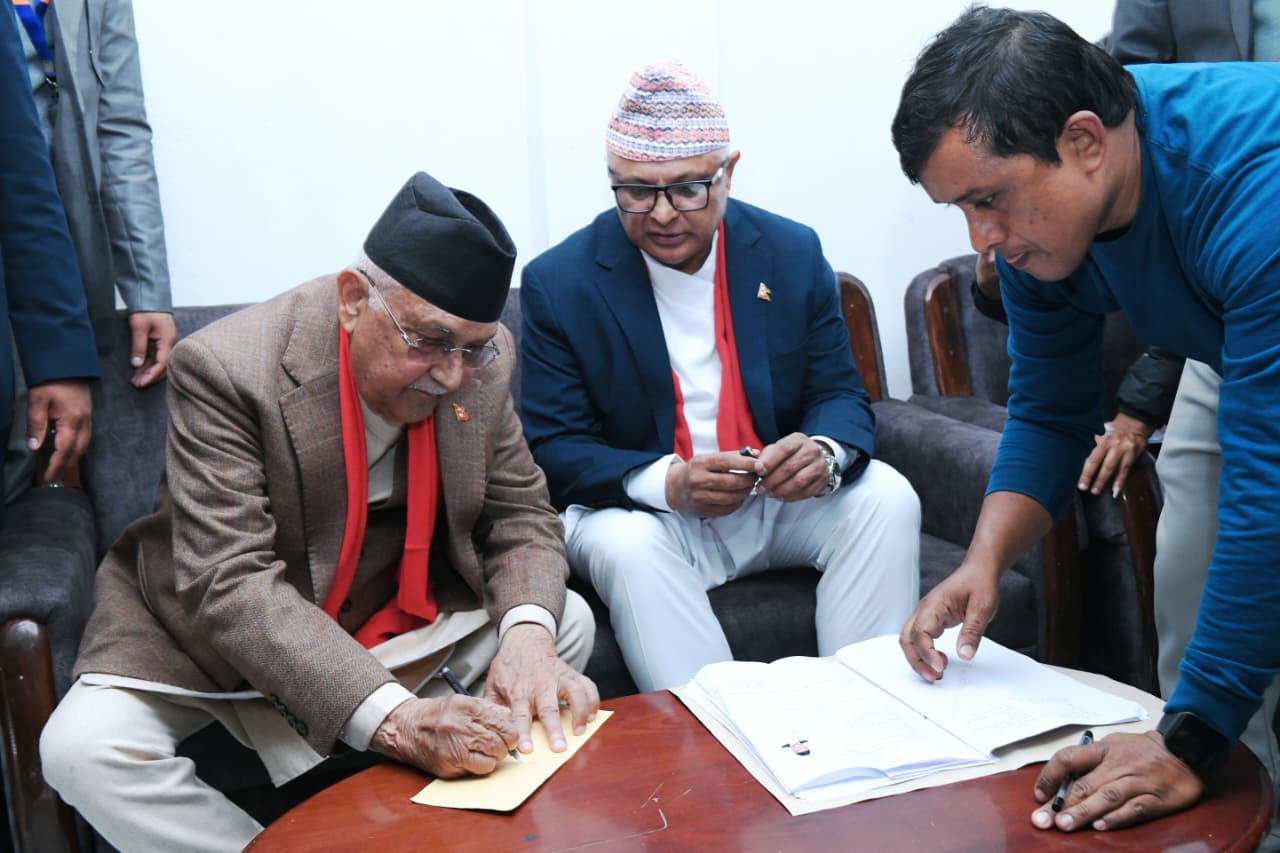 एमाले अध्यक्ष ओलीले गरे उम्मेदवारी दर्ता