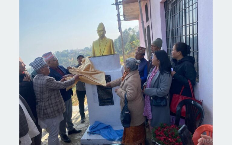 प्रजातान्त्रिक योद्धा राईको शालिक अनावरण