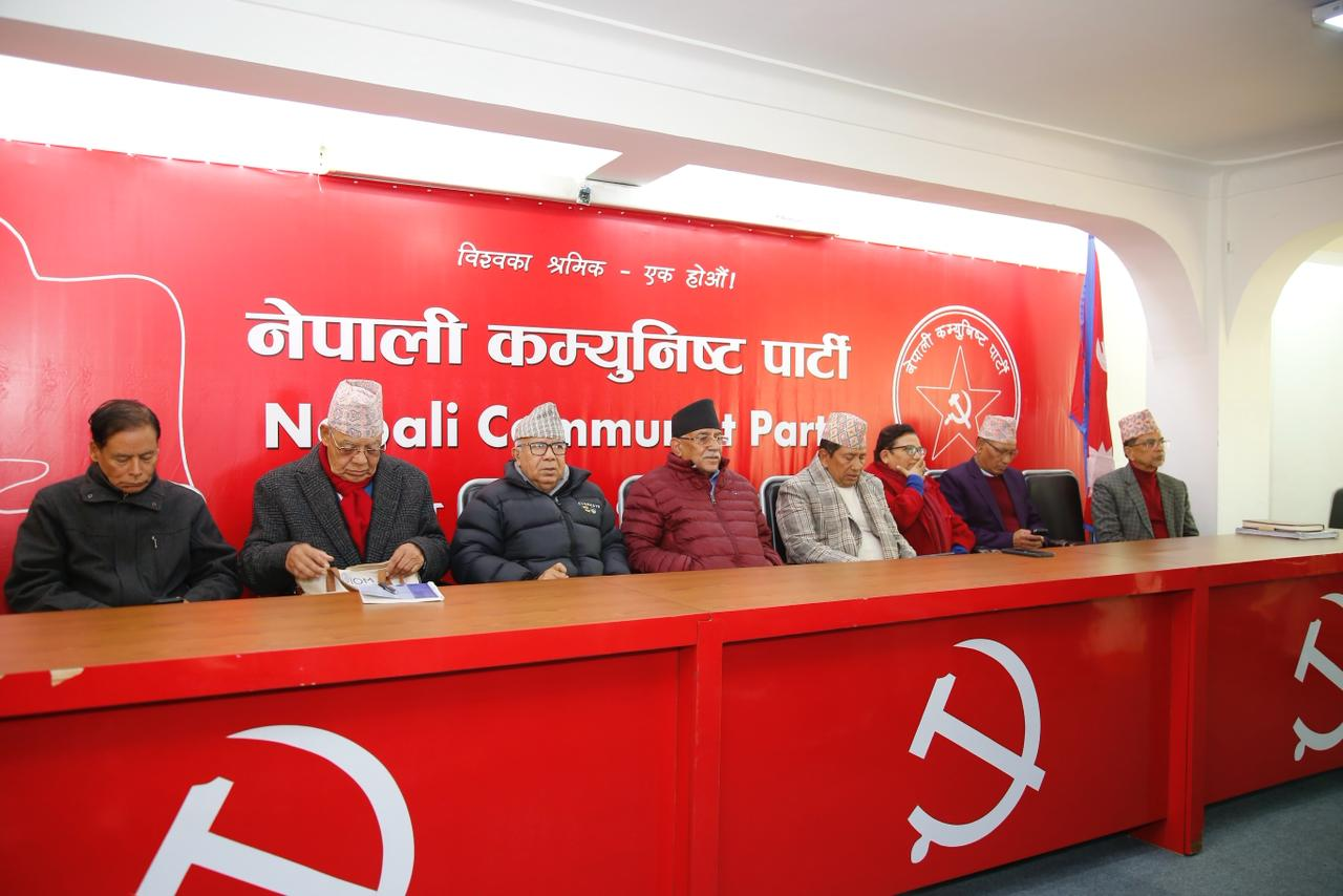 पेरिसडाँडामा नेकपाका नेता परामर्शमा, ओलीपछि प्रचण्डलाई भेट्दै कांग्रेस नेता