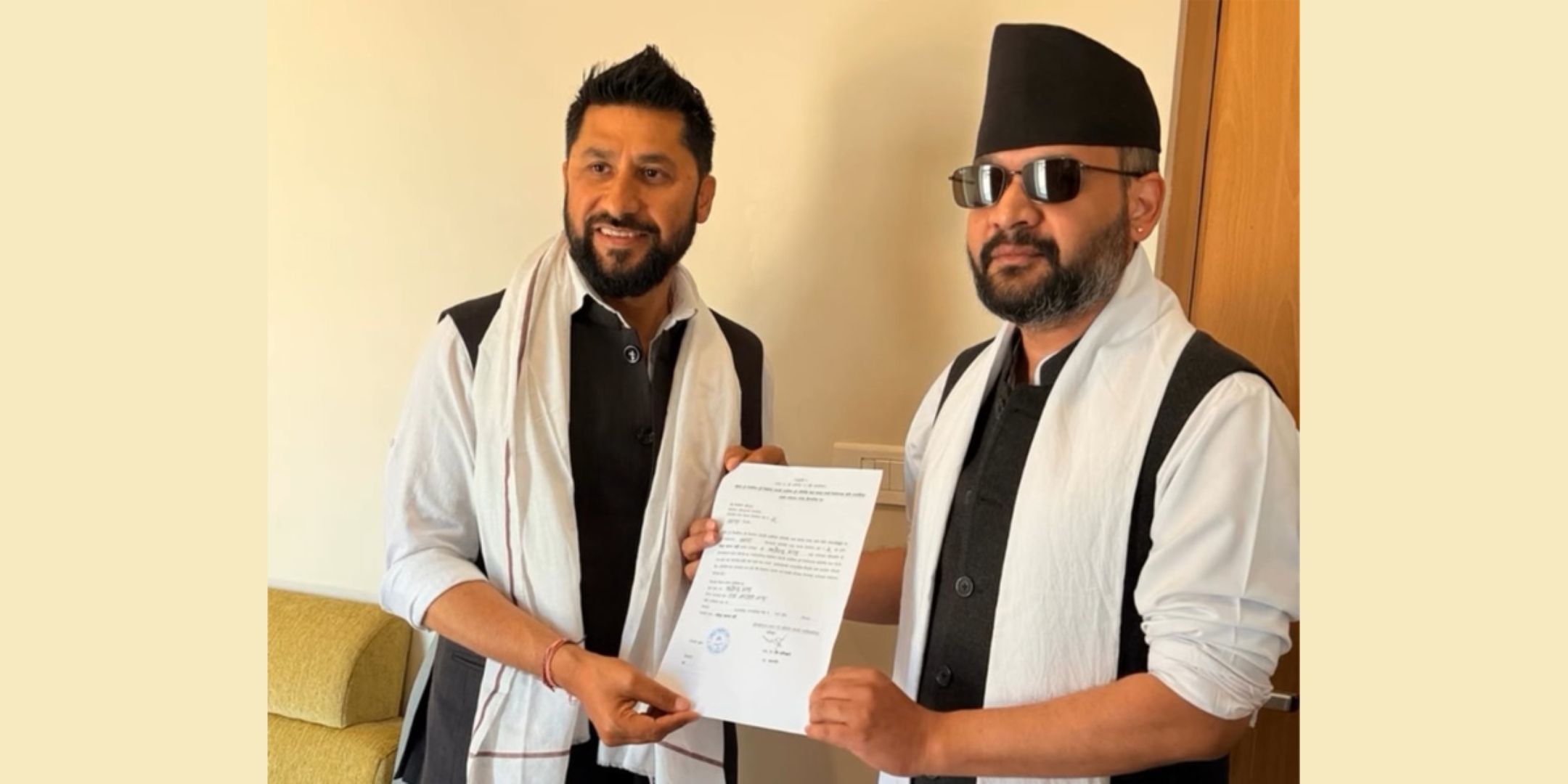 बालेनले रविको हातबाट लिए झापा–५ को टिकट