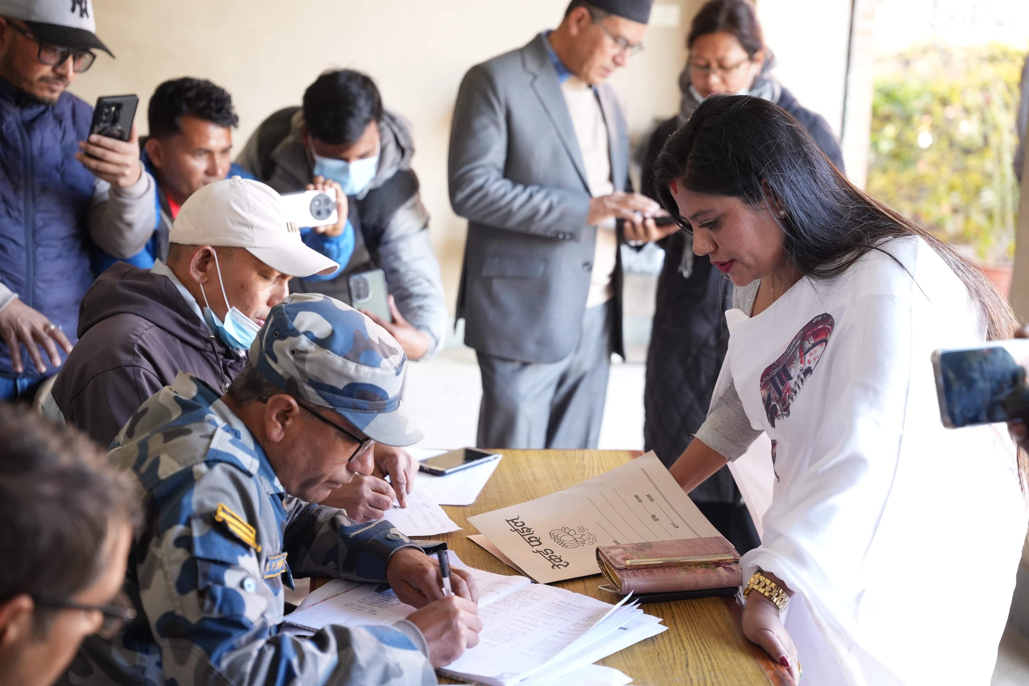 महेश बस्नेतविरुद्ध भक्तपुर–२ बाट शोभा पाठकको उम्मेदवारी दर्ता