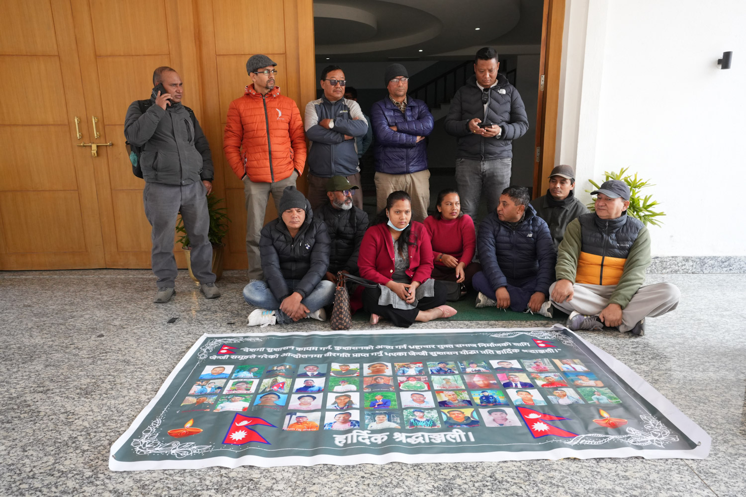 प्रधानमन्त्री कार्यालयमा जेनजी घाइते र शहीद परिवारको धर्ना