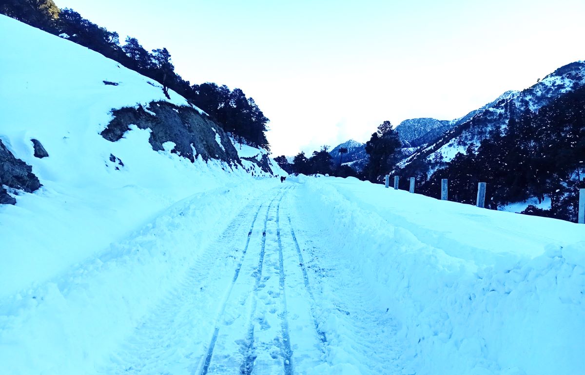 भारी हिमपातले मध्यपहाडी लोकमार्ग अवरूद्ध