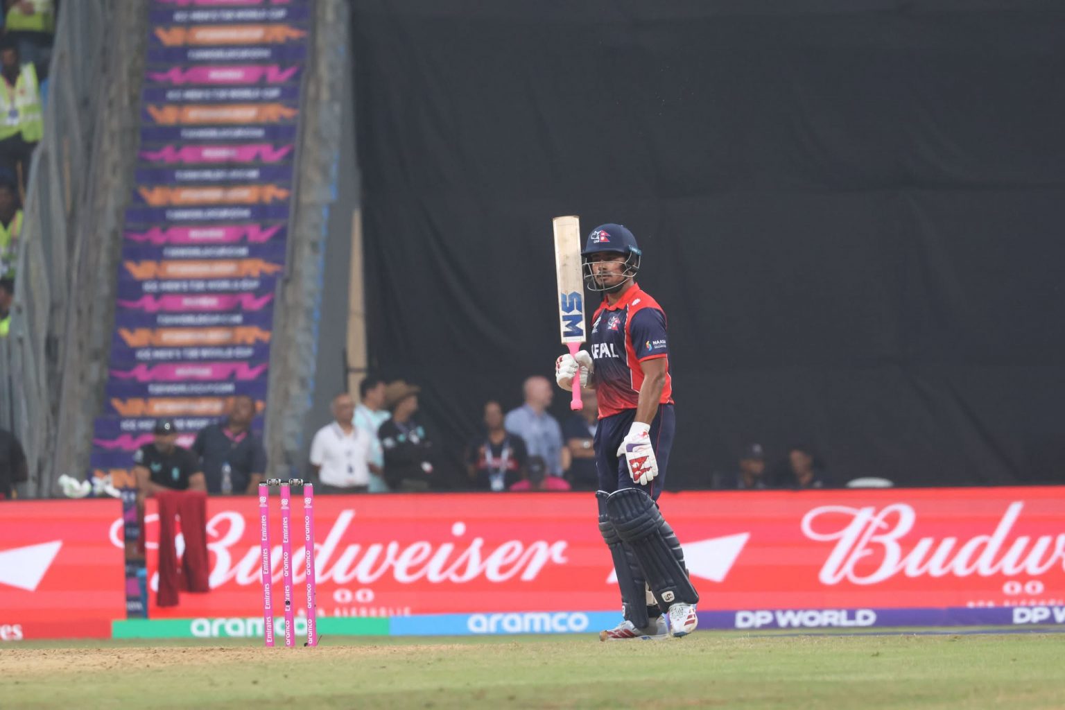 पाँचौ विकेटको रुपमा लोकेश बम फर्किए पेभेलिएन