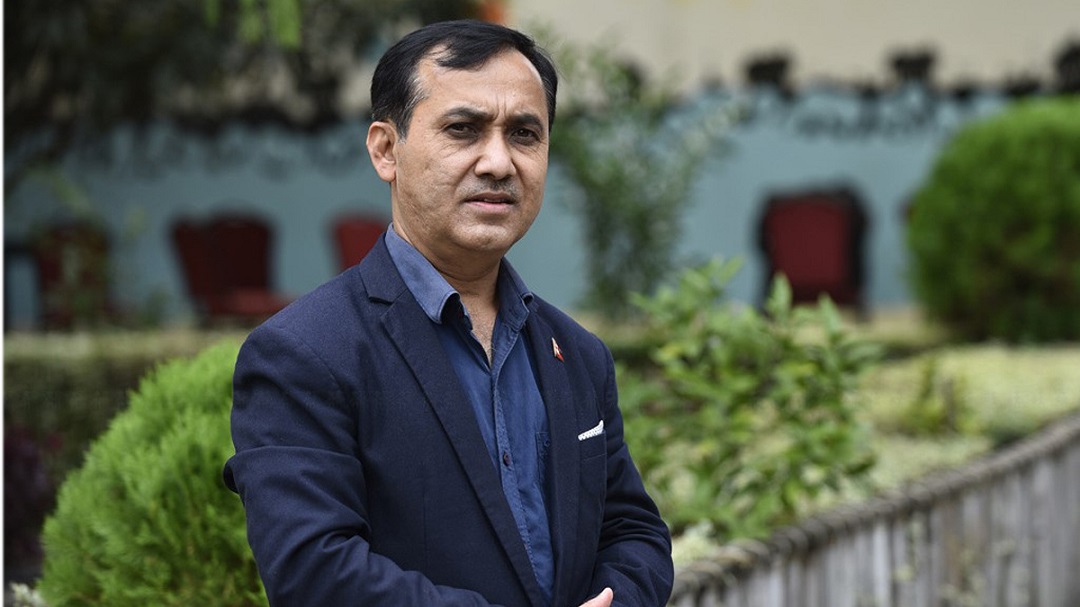 बालेनले माला लगाउन खोज्नेलाई हुत्याएपछि शर्माले भने– प्रधानमन्त्री बन्न संस्कार चाहिन्छ(भिडियो)