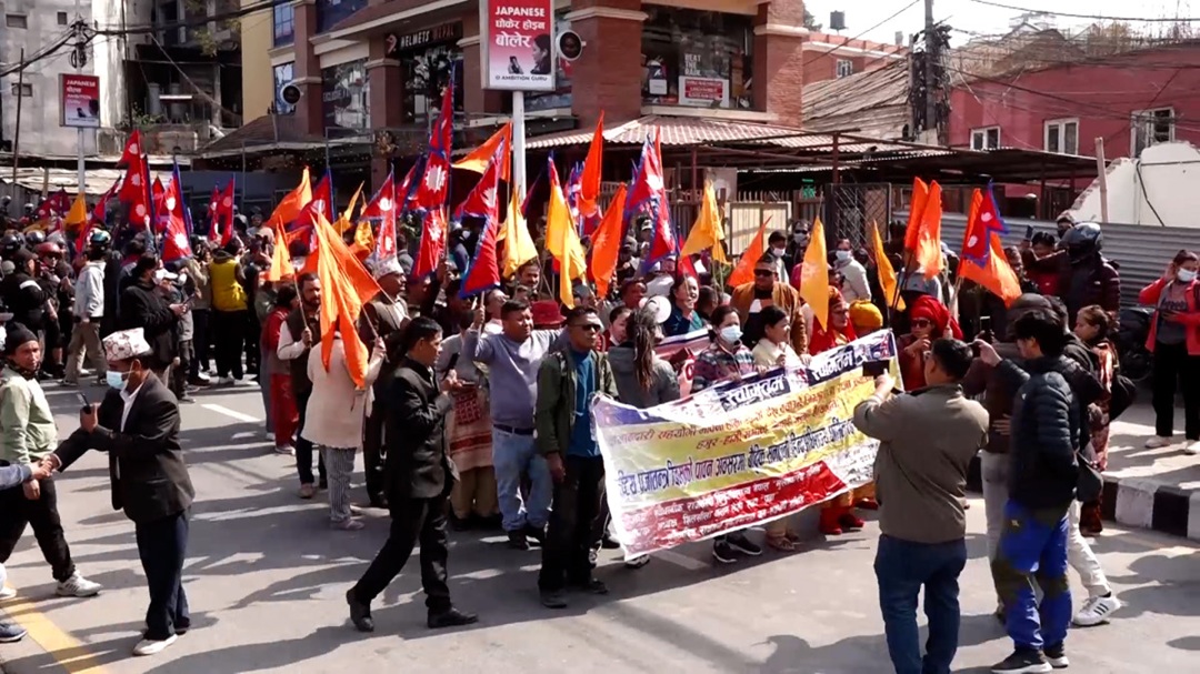 दुर्गा प्रसाईंकाे रिहा माग गर्दै राजतन्त्र पक्षधरहरुकाे काठमाडौंमा मोटरसाइकल र्‍याली