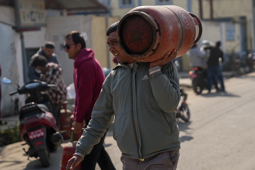 भारतबाट नआउँदा ग्यास हाहाकार, बालाजुमा दिनहुँ लामो लाइन