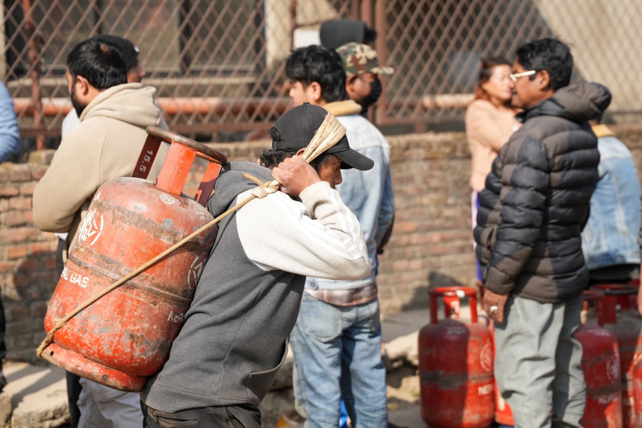 बालाजु औद्योगिक केन्द्रमा रहेको नेपाल ग्यासको कार्यालयमा ग्यास लिने उपभोक्ताहरूको भीड