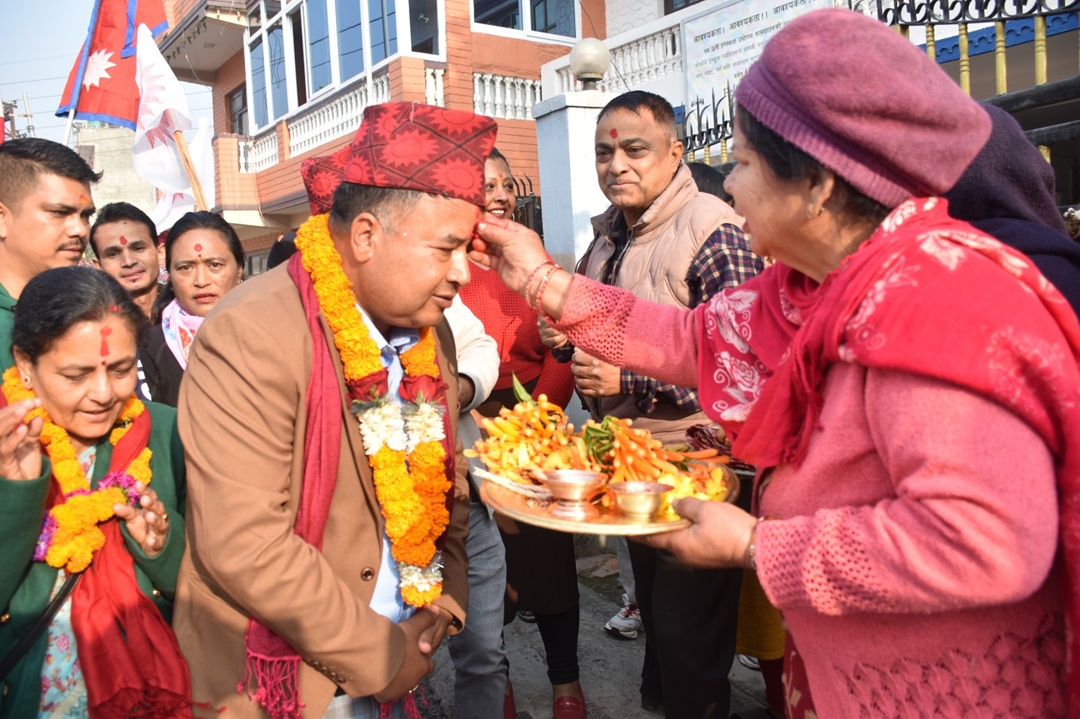 महेश बस्नेतलाई अविर लगाएर विजयी हुन मतदाताको शुभकामना (फोटो फिचर)