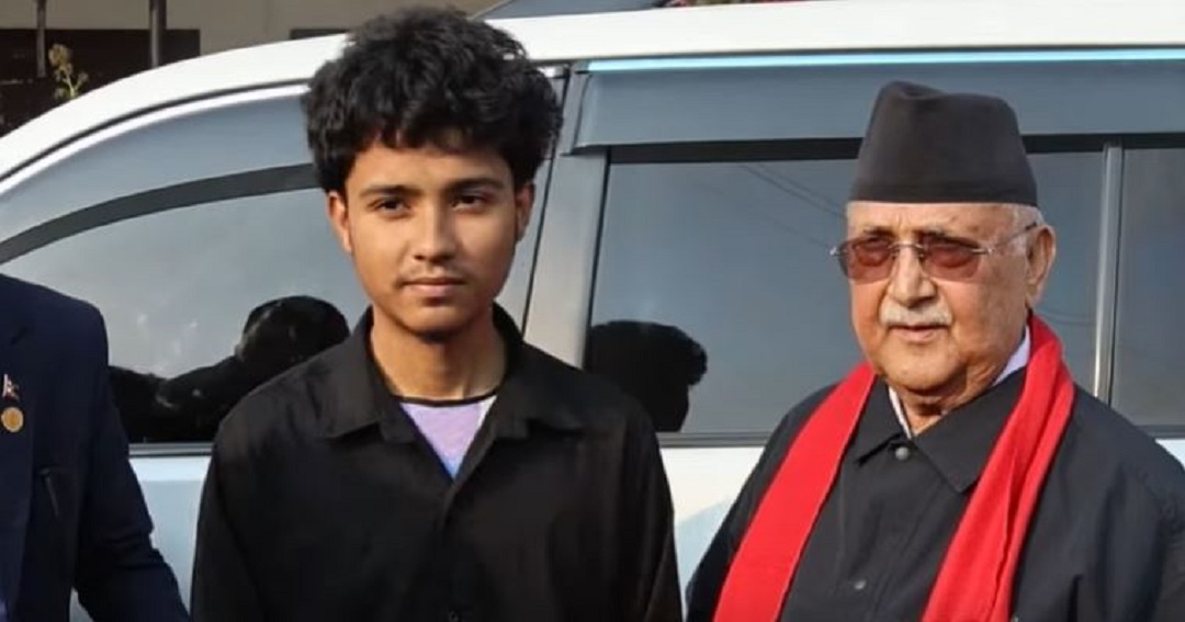 ओलीसँग झापामा जेन–जी क्रेज, पालैपालो खिचाउँदै तस्बिर (भिडियो)