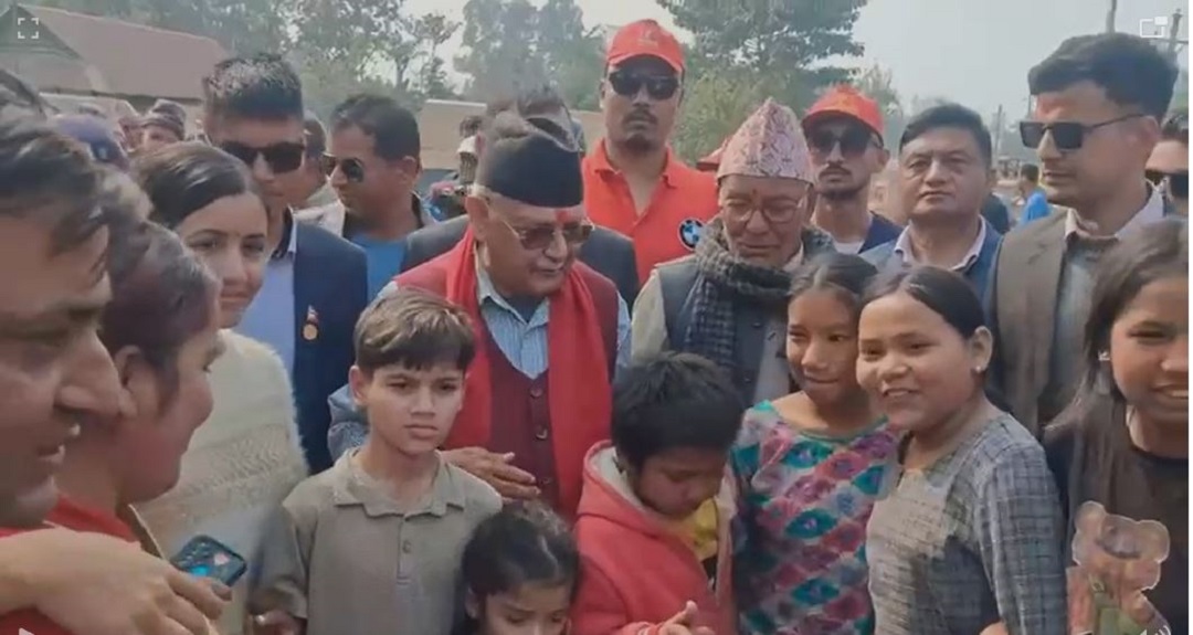 ओली गृहजिल्ला झापा पुग्दा फोटो खिच्न झ्यामिए समर्थकहरू