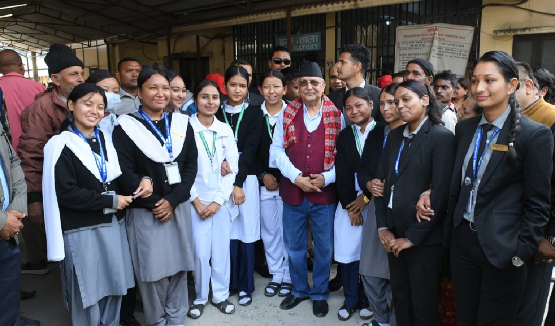 ओलीको गलामा विद्यार्थीको खादा, ओलीसँग सेल्फी खिचेपछि विद्यार्थीहरू उत्साहित (भिडियो)