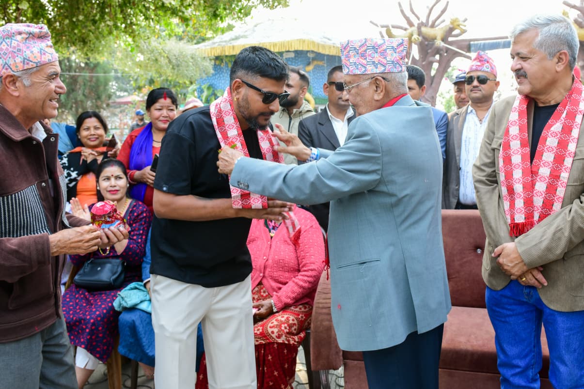 झापामा चुनावको मुखमा रास्वपा नेता एमाले प्रवेश, ओलीले गरे स्वागत