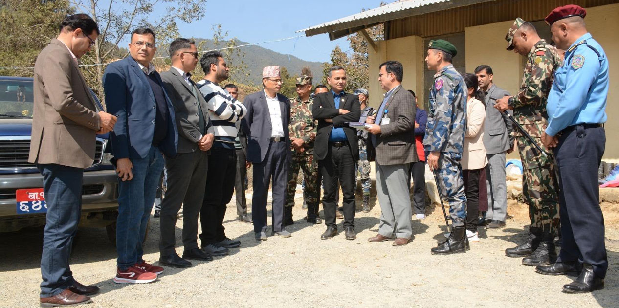 गृहमन्त्रीद्वारा काठमाडौँ र मकवानपुरको मतदानस्थलको अनुगमन