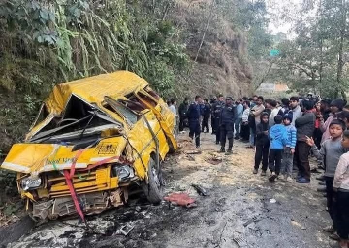 बागलुङमा विद्यार्थी बोकेको स्कुल भ्यान दुर्घटना हुँदा २४ बालबालिका घाइते