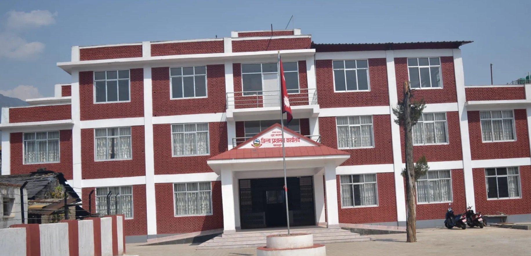 बागलुङका स्थानीयले बयालिस थान हतियार बुझाए