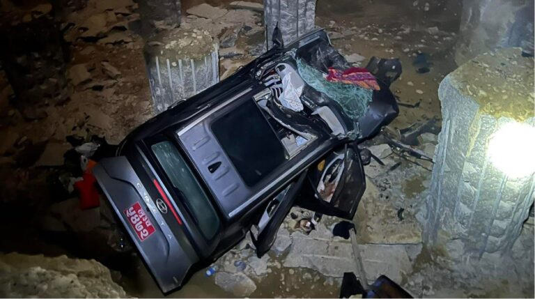 सर्लाहीको ईश्वरपुरमा कार दुर्घटना हुँदा एक युवकको मृत्यु, तीन जना घाइते