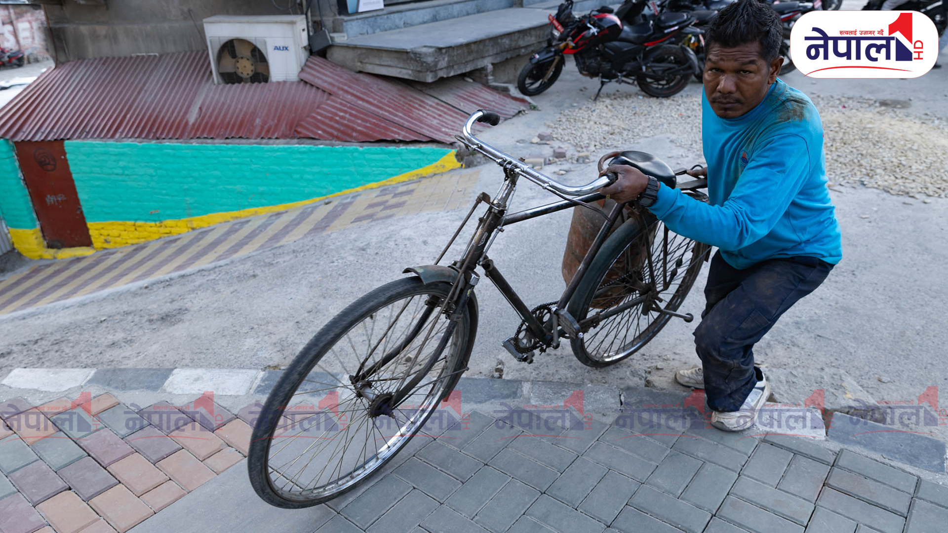 महानगरले बनाएको साइकल लेनमा त्रुटी नै त्रुटी (तस्बिरहरू)