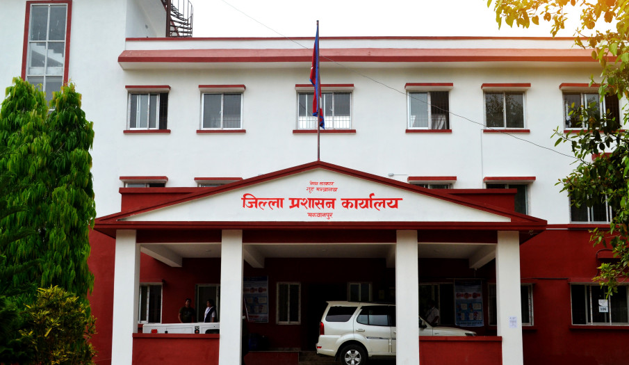 मकवानपुरमा १५ जनाले बुझाए इजाजत प्राप्त हतियार