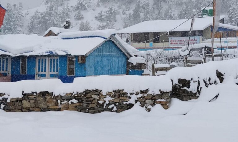 हिउँले सेताम्मे मनाङका मतदान केन्द्र