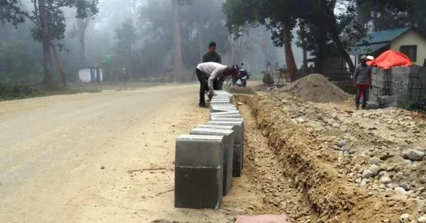 चितवन राष्ट्रिय निकुञ्जभित्रको हुलाकी सडक ‘धुलोरहित’ बनाइँदै, मोज्याक टायल लगाउने काम थालियो