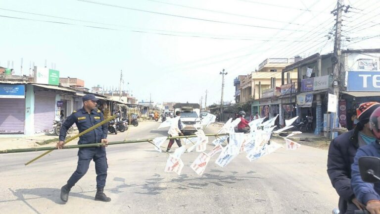 आचारसंहिता विपरीत टाँसिएका २० हजार प्रचार सामग्री हटाइए