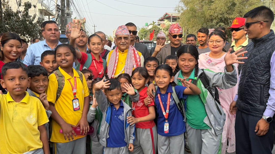 ओलीसँग तस्बिर खिचाउँदा बालबालिका प्रफुल्ल, बालबालिकाप्रति ओली पनि आत्मीए (फाेटाे फिचर)