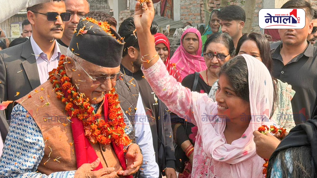 मियाँ टाेलमा ओली, शीरमा फूल पर्सेर जितकाे शुभकामना (फाेटाे फिचर)