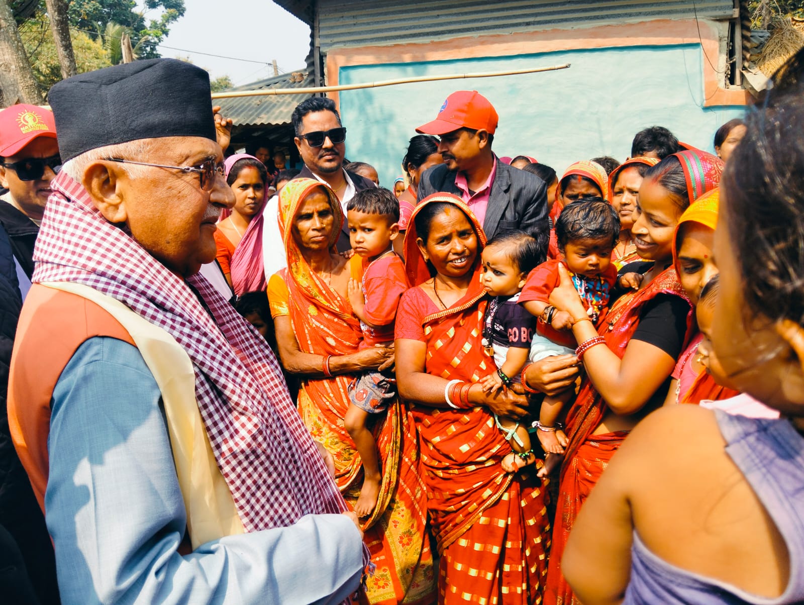 गौरीगञ्जबासीले ओलीलाई भने, ‘सूर्य बाहेक अन्त हातै जाँदैन’