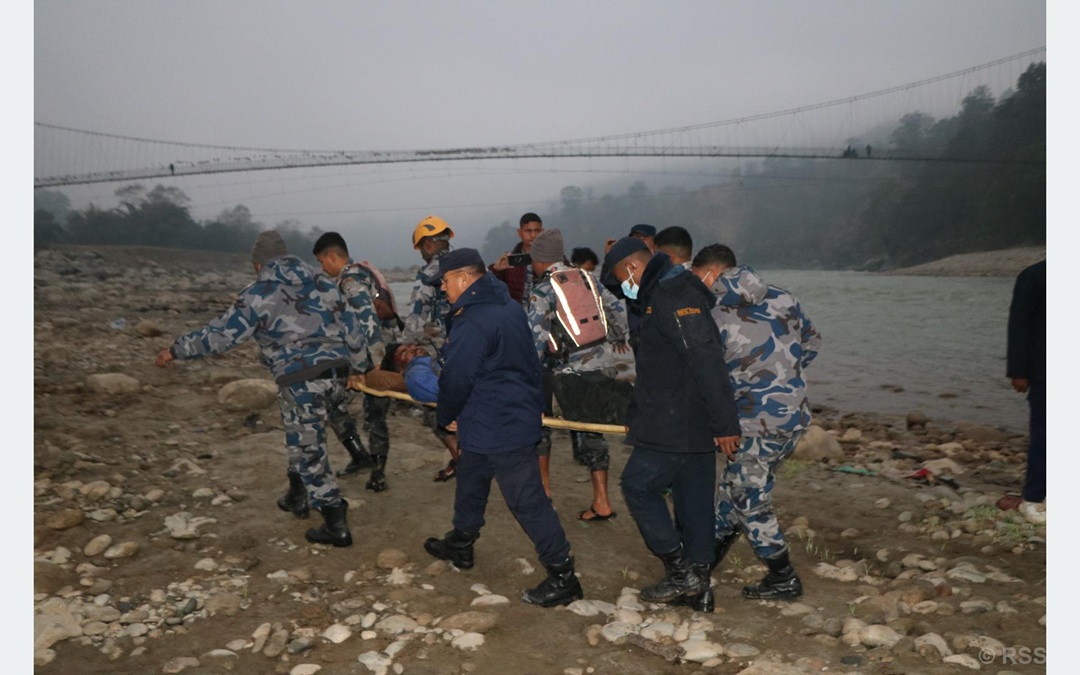 दुर्घटनाग्रस्त बसमा चेपिएर चिच्याइरहेका यात्रुकाे पाँच घण्टापछि जीवितै उद्धार