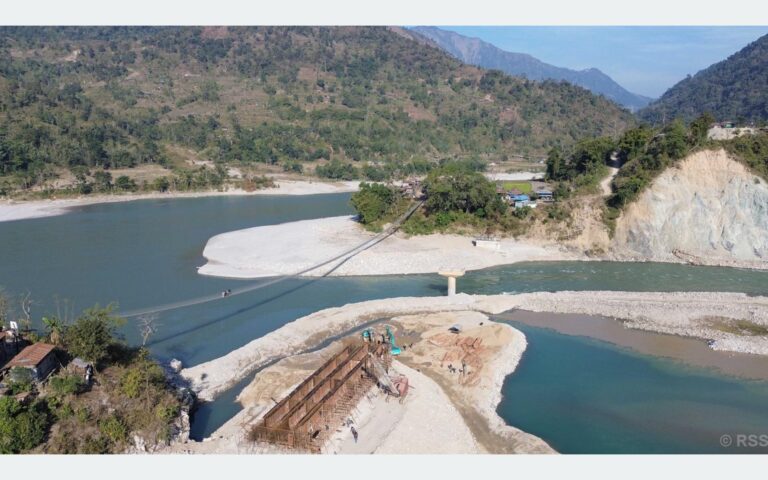 धाप्लाङघाट पुल निर्माणले लियो गति, स्ल्याब ढलान सुरु