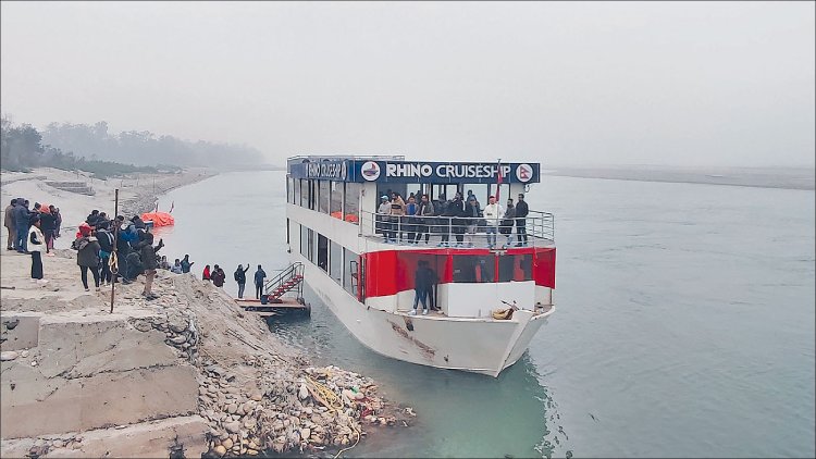 नारायणी नदीमा ‘राइनो क्रुज’ सञ्चालनमा, अब चढ्ने होइन त ‘क्रुज’ ?