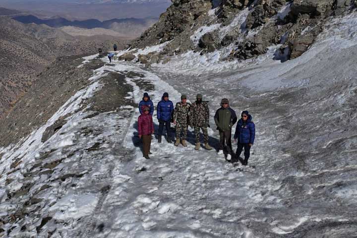 साङ्ता मतदान केन्द्रमा ३९ जना मात्रै मतदाता, मतदान केन्द्र जाने सडकको हिउँ पन्छ्याउन सुरु