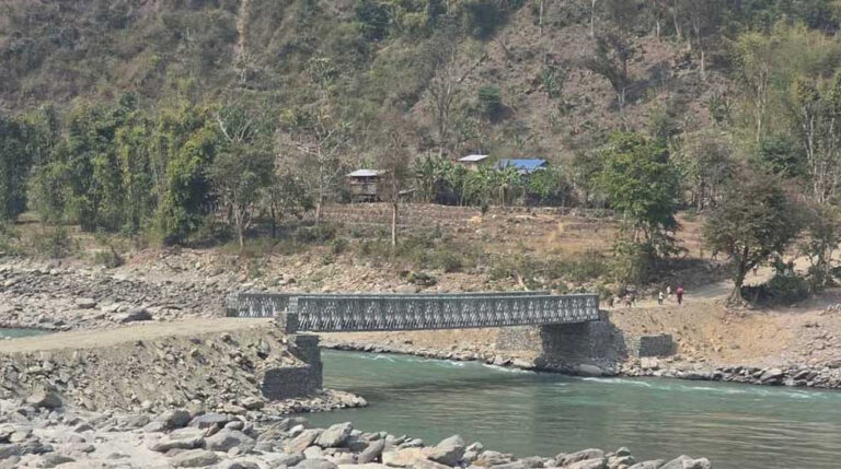 १३ वर्ष लगाएर बनाएको सुनकोशीकोको पुल बाढीले बगायो, सञ्चालनमा आयो अस्थायी बेलिब्रिज