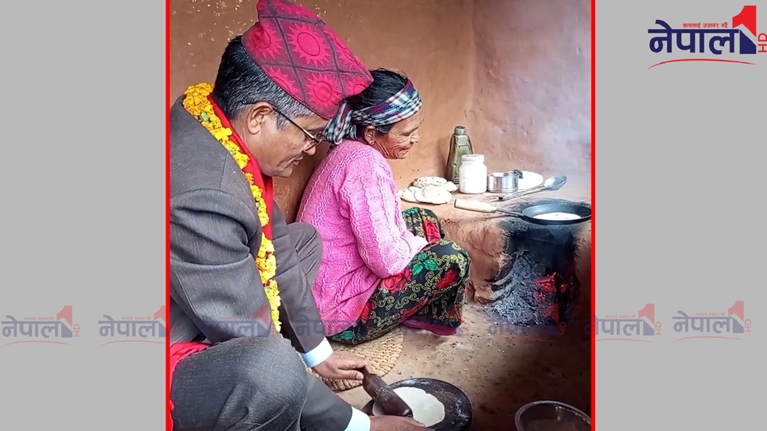 एमाले उम्मेदवार सूर्य थापा पिठो बेल्ने, मतदाता रोटी पकाउने ! (भिडियो)