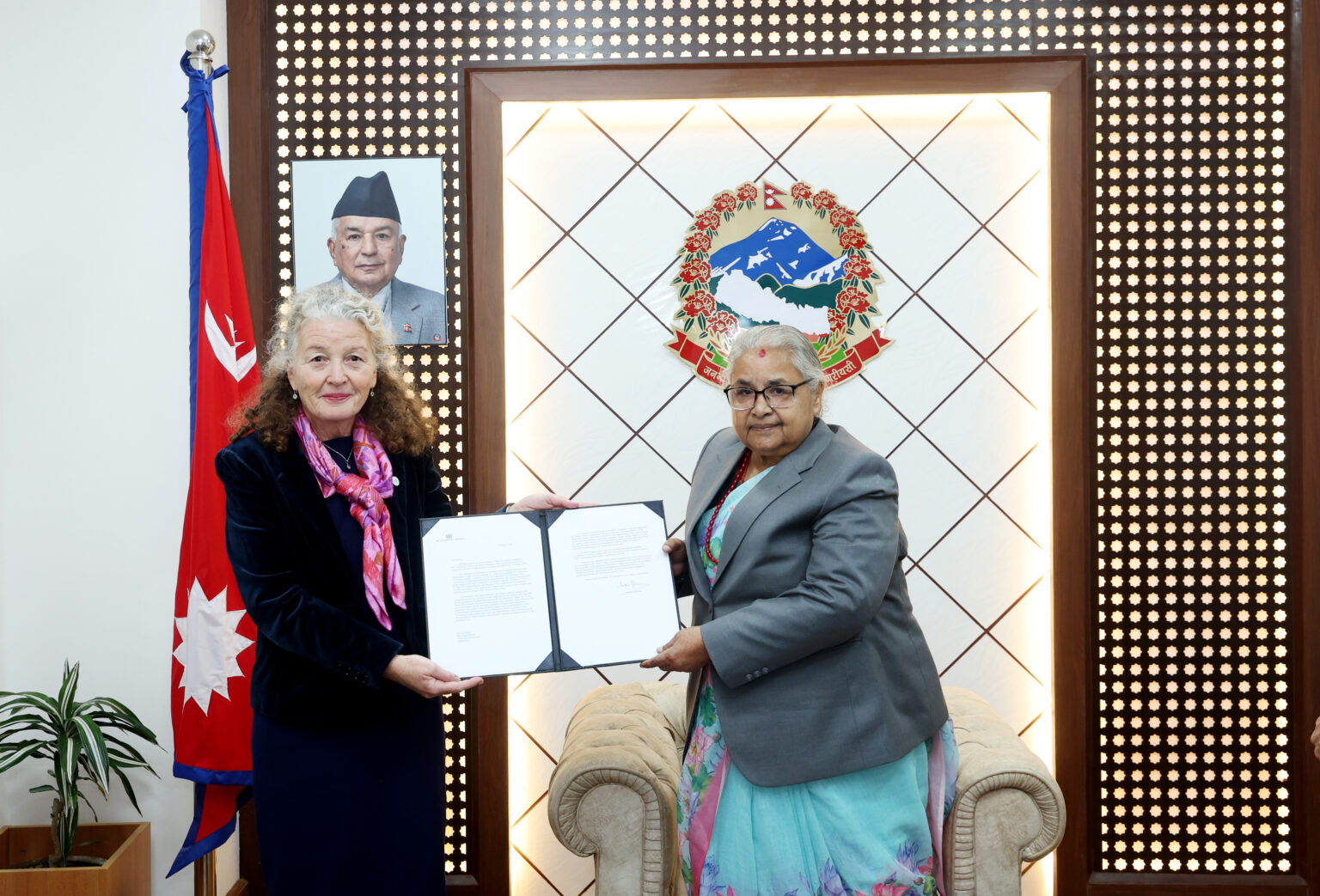 प्रधानमन्त्री कार्कीसमक्ष याहियाले पेस गरिन् ओहदाको प्रमाणपत्र