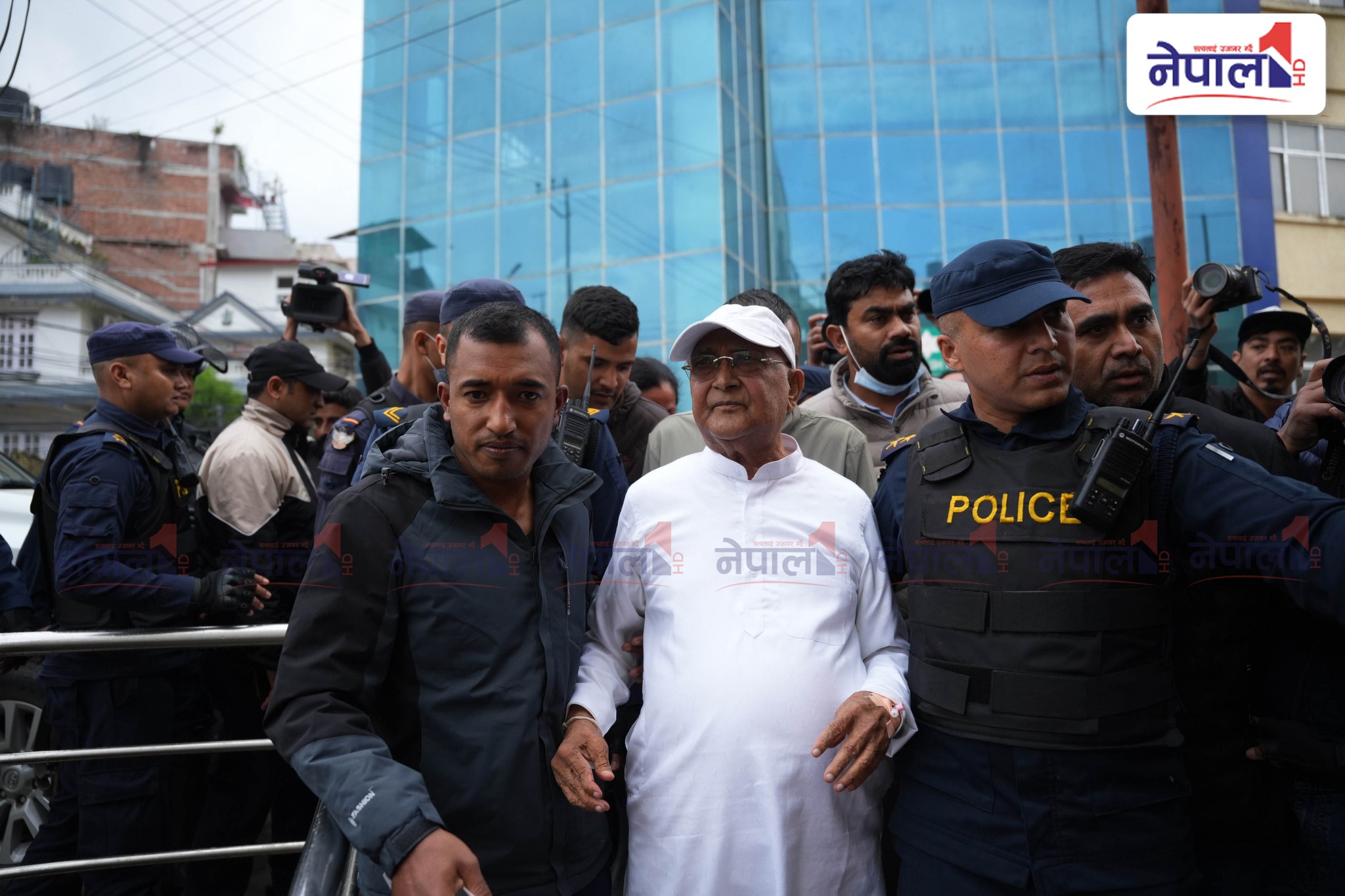 ओलीकाे मुटुकाे चाल बढ्याे, अस्पतालमै राखियाे