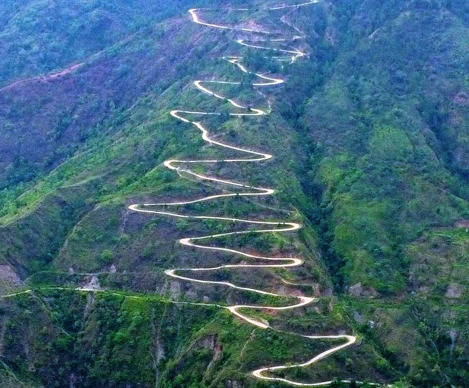 भोजपुर-बेहेर नागबेली सडकको दृश्यले पर्यटकलाई आकर्षित गर्दै