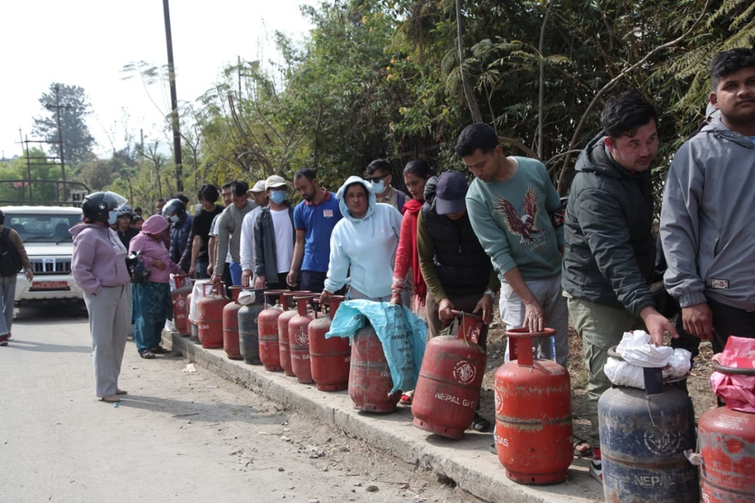 खाना पकाउने एलपी ग्यास पाउन सर्वसाधारणलाई सास्ती, सरकारकाे अन्देखा