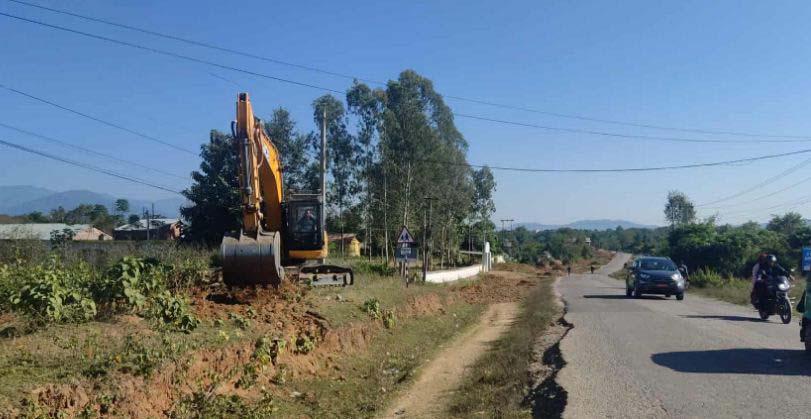 घोराही–तुलसीपुर चार लेन सडक निर्माणका लागि गुर्जेखोलादेखि बेलझुन्डीसम्मका विद्युत् पोल हटाइँदै