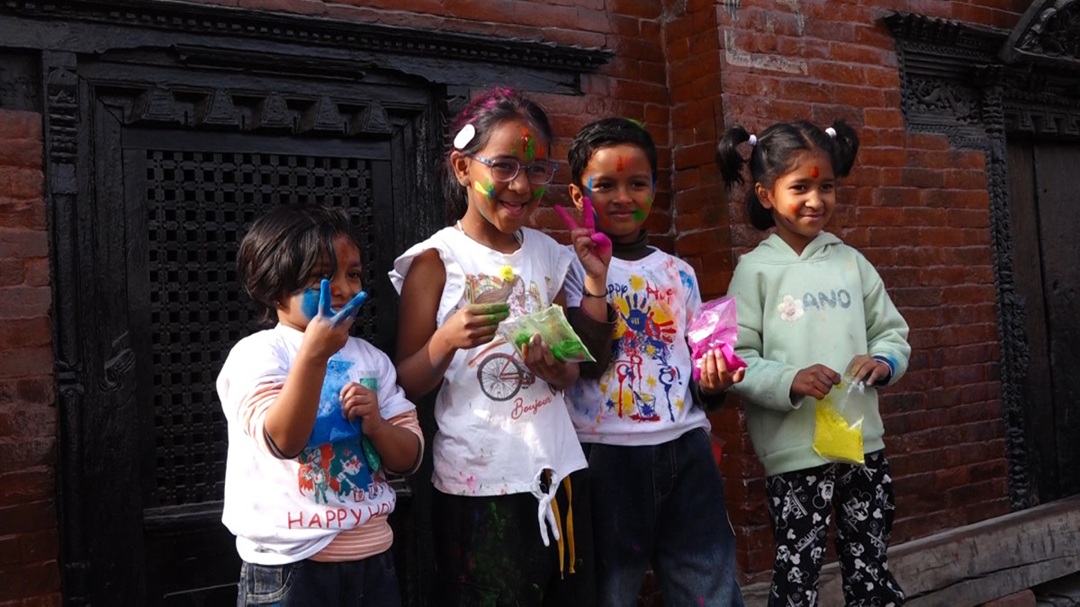 मनाइँदै हाेली उत्सव, वसन्तपुर-टुँडिखेलमा ठूलाे भीड (भिडियाे)