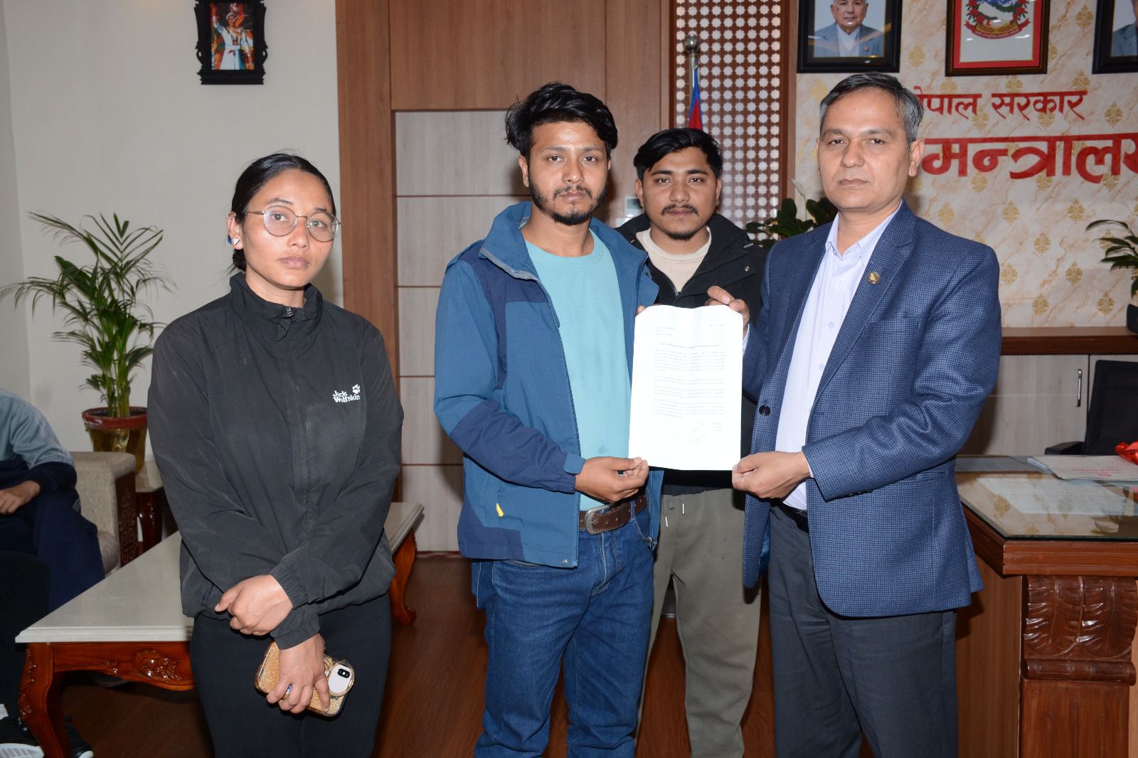 गृहमन्त्री अर्याललाई ईनिशाको परिवारको ज्ञापन पत्र, दोषीलाई कडा कारबाहीको माग