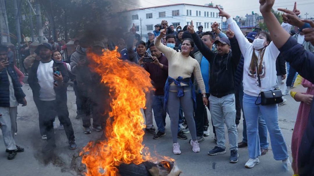 कार्की आयोगको प्रतिवेदन जलाए एमाले कार्यकर्ताले, संघर्षको उदघोष