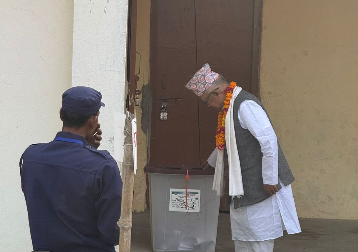 पूर्वप्रधानमन्त्री माधवकुमार नेपालले गरे जानकी प्रावि केन्द्रबाट मतदान