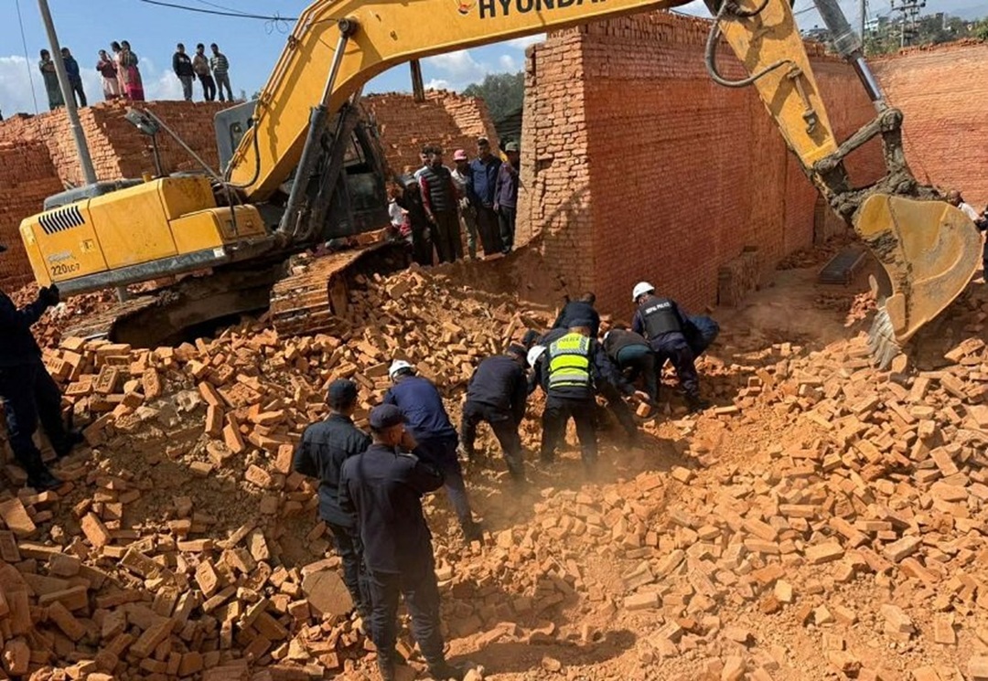 ललितपुरमा भत्कियाे इँट्टाभट्टाकाे पर्खाल, एक महिलाकाे मृत्यु, ४ घाइते