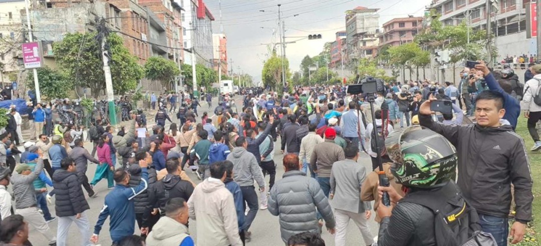 प्रहरी र एमाले कार्यकर्ताबीच माइतीघरमा घम्साघम्सी